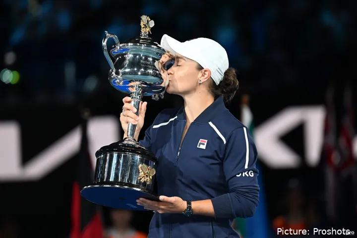 Ashleigh Barty con su trofeo del Open de Australia