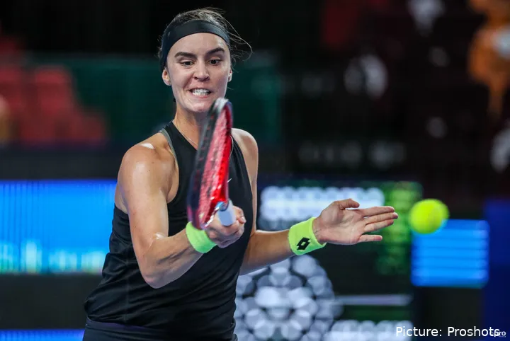 Anhelina Kalinina schlägt eine Vorhand beim Kremlin Cup