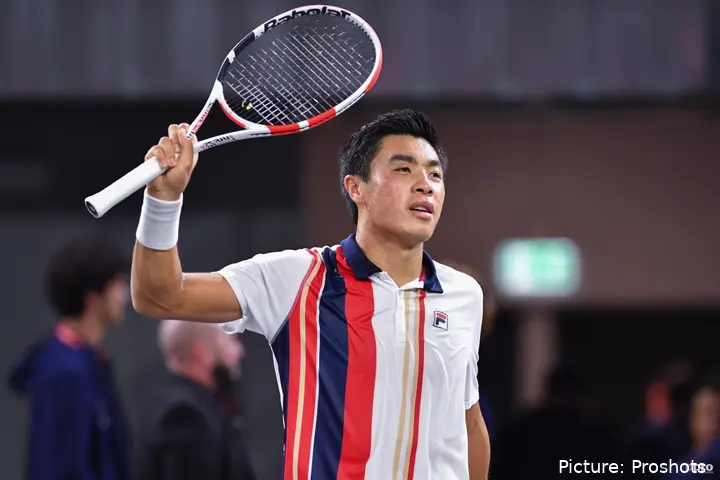 Nakashima raises his racket to greet the crowd