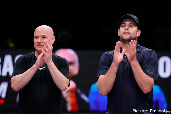 Andy Roddick e Andre Agassi num evento de pickleball