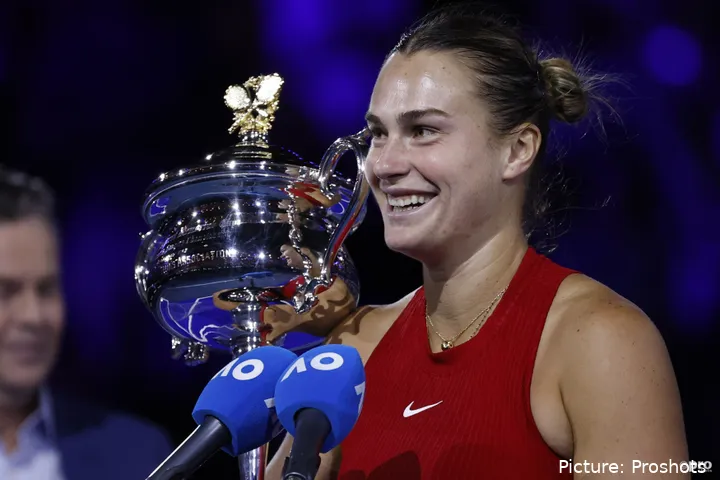 Sabalenka ganó su segundo título de Grand Slam en el Abierto de Australia 2024, tras vencer a Zheng Qinwen.