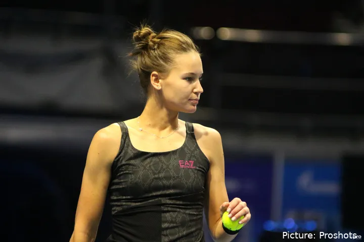Bild Veronika Kudermetova Blick seitwärts gerichtet<br>