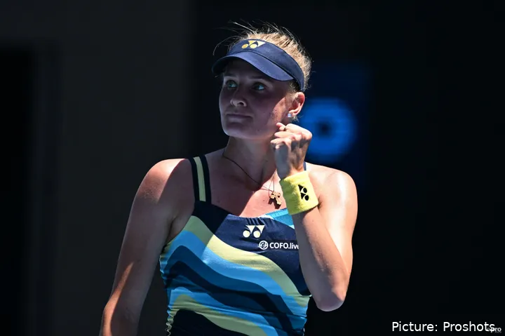 Dayana Yastremska celebrando en la pista