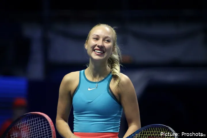 Anastasia Potapova sonríe mientras compite en pista