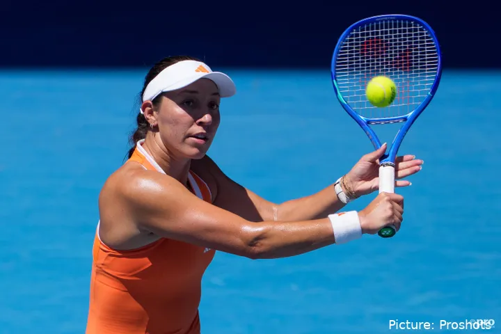 Jessica Pegula devuelve la pelota.