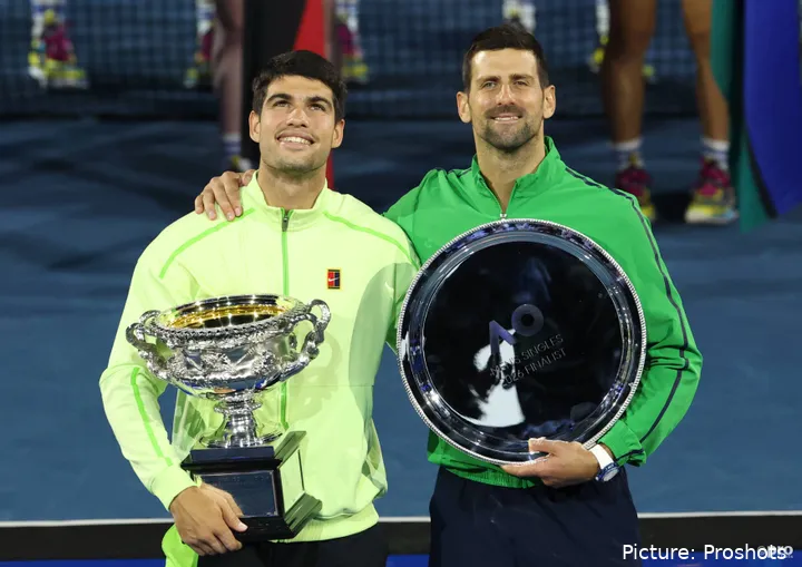 Carlos Alcaraz und Novak Djokovic mit ihren Australian-Open-Trophäen