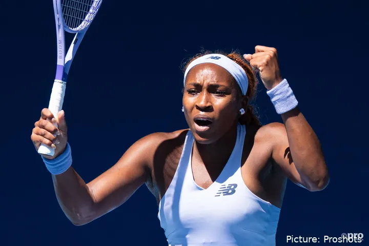 Coco Gauff celebra tras ganar en la jornada 2 del Abierto de Australia al derrotar a Kamilla Rakhimova