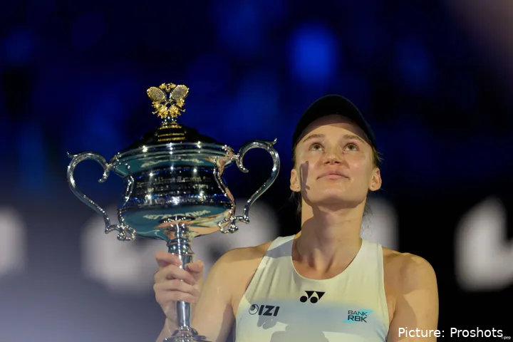 Elena Rybakina con el trofeo del Abierto de Australia