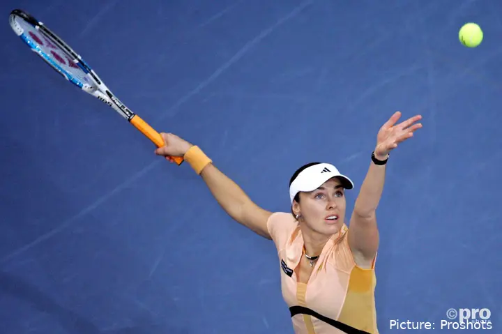 Hingis serves.