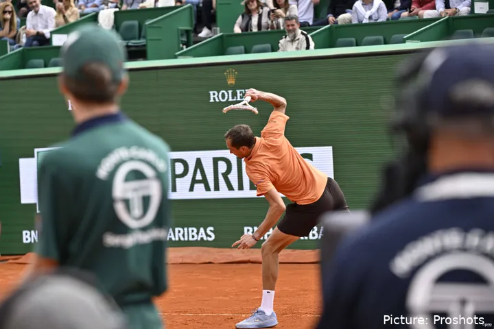 daniil-medvedev-raquet-smash-rolex-monte-carlo-masters-2026