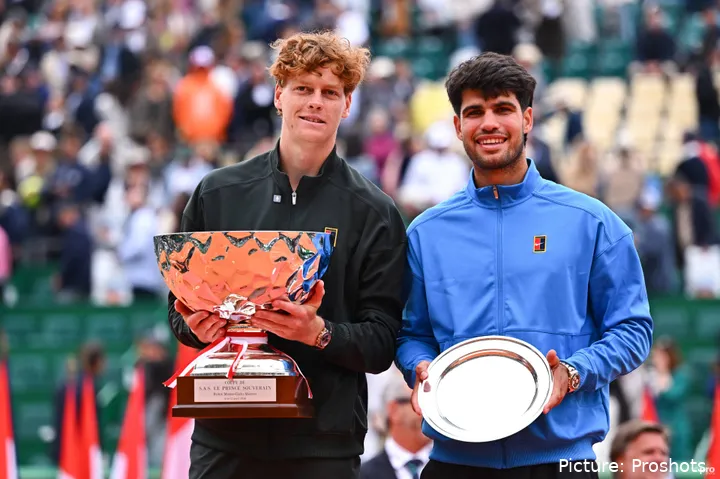 Jannik Sinner und Carlos Alcaraz mit der Trophäe der Monte-Carlo Masters 2026