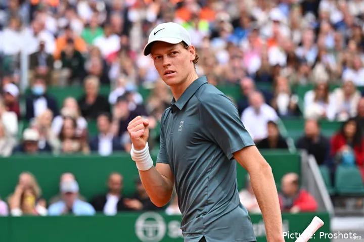 Jannik Sinner jubelt während seines Erstrundenmatches beim Monte-Carlo Masters 2026