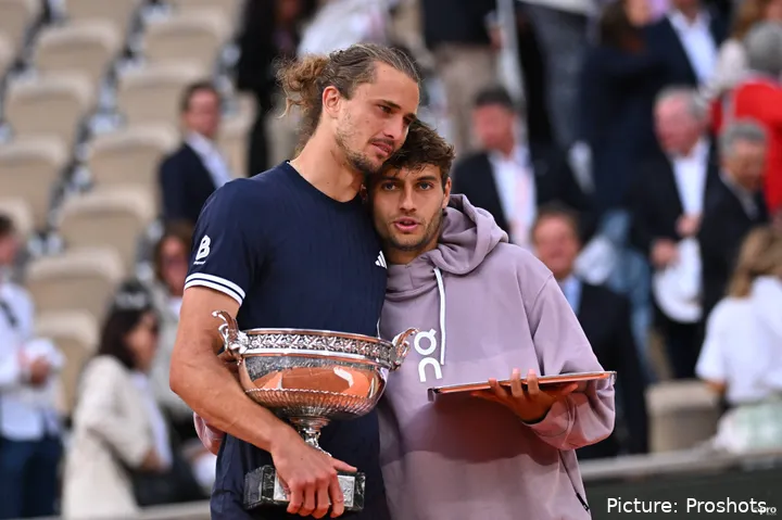 alexander-zverev-flavio-cobolli-roland-garros-trophy