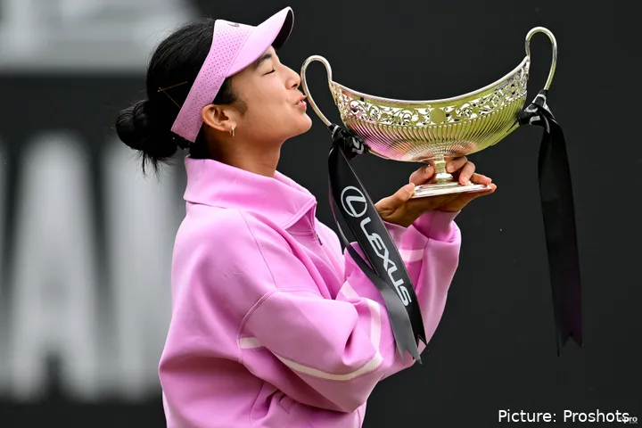 alexandra-eala-birmingham-open-classic-trophy