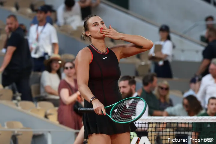 Aryna Sabalenka thanks crowd after her match at Roland Garros 2026