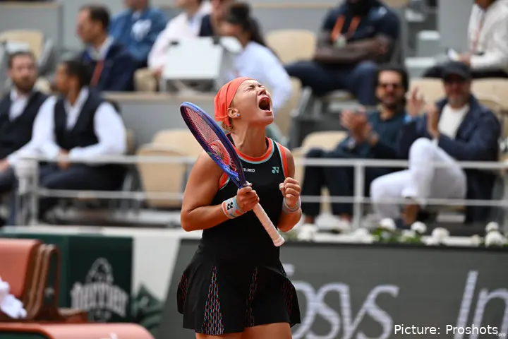 Diana Shnaider shouts to the sky celebrating a victory at Roland Garros