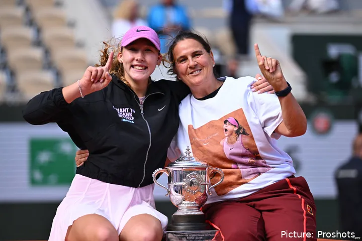 mirra-andreeva-conchita-martinez-roland-garros-trophy