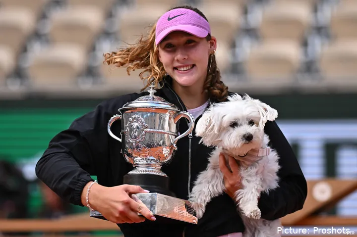 Mirra Andreeva holding the Roland Garros trophy and her dog