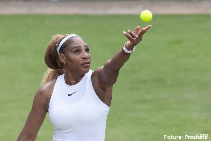 Serena Williams tossing the ball in the air at the Berlin WTA 500