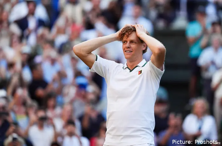 Jannik Sinner with his hands on his head