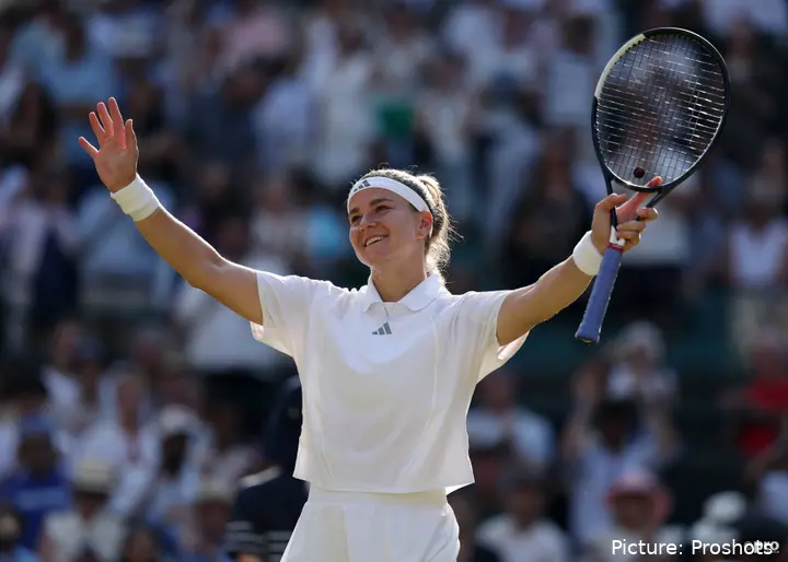 karolina Muchova with her arms in the air