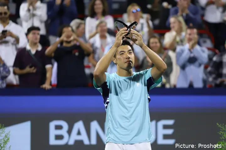 Brandon Nakashima holding the trophy aloft