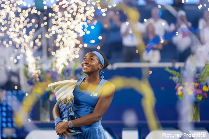 Coco Gauff holds the 2026 Cincinnati Open trophy.