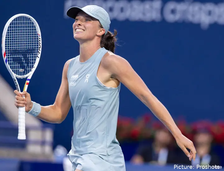 Swiatek holds racquet.