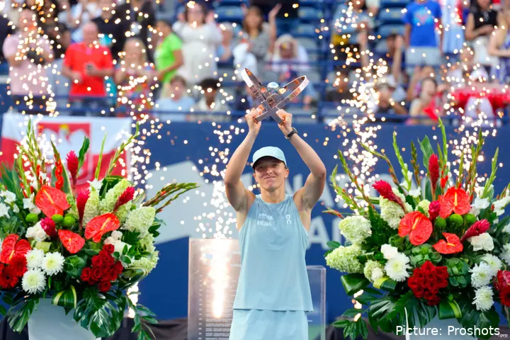 Iga Swaitek holds the 2026 Canadian Open trophy, her first title of the season.