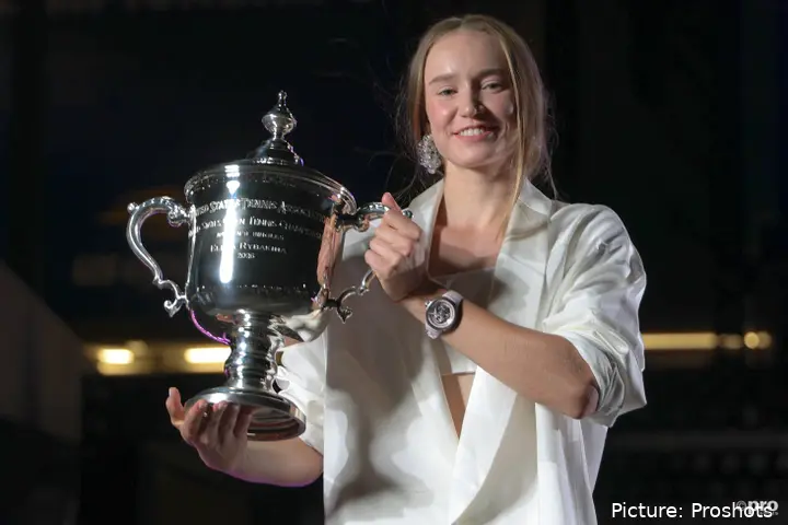 elena-rybakina-us-open-trophy