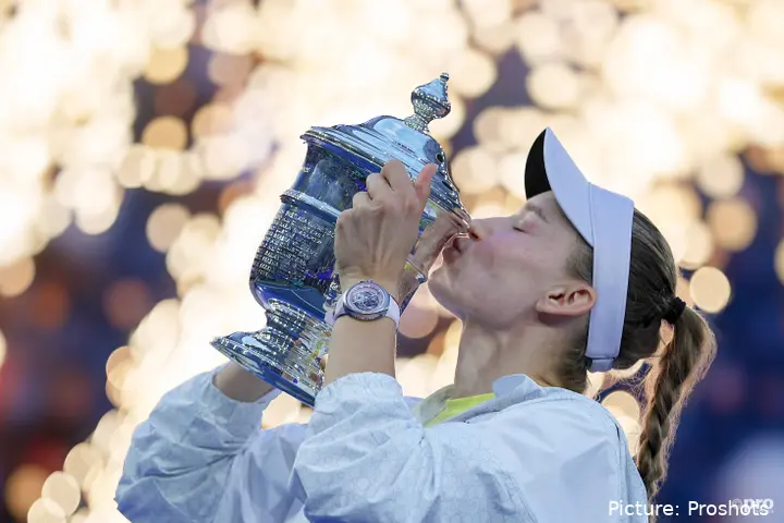 Elena Rybakina kissing the trophy