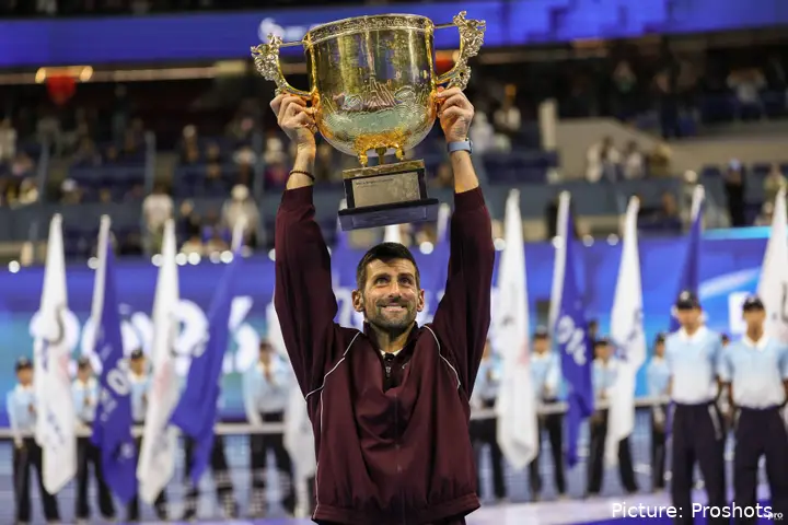 novak-djokovic-china-open-trophy