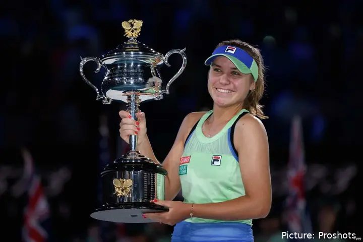 Sofia Kenin holding the trophy