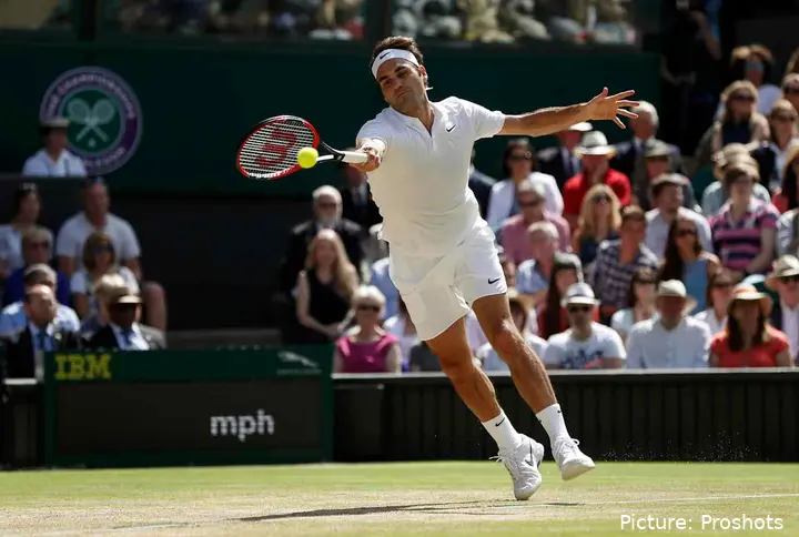 Roger Federer hits a forehand on Centre Court during his 2016 Wimbledon campaign.