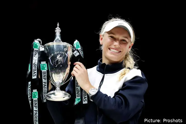 Caroline Wozniacki holding the 2017 WTA Finals trophy.