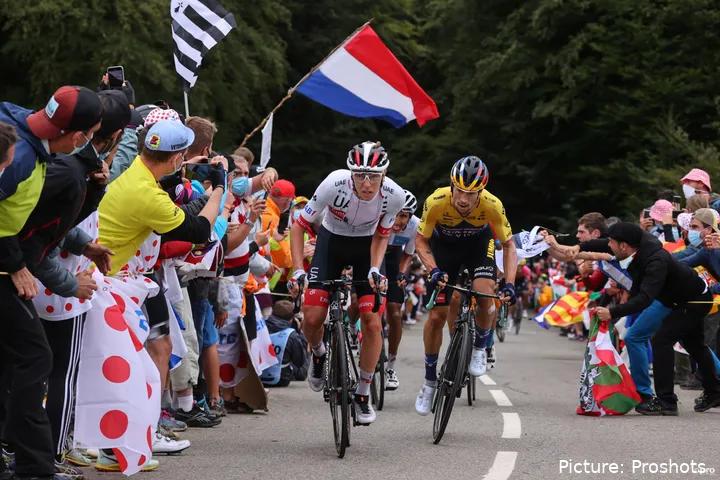Tadej Pogacar en Primoz Roglic tijdens de Tour de France 2020