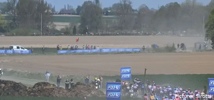 2022 Paris-Roubaix pelotón. @Sirotti