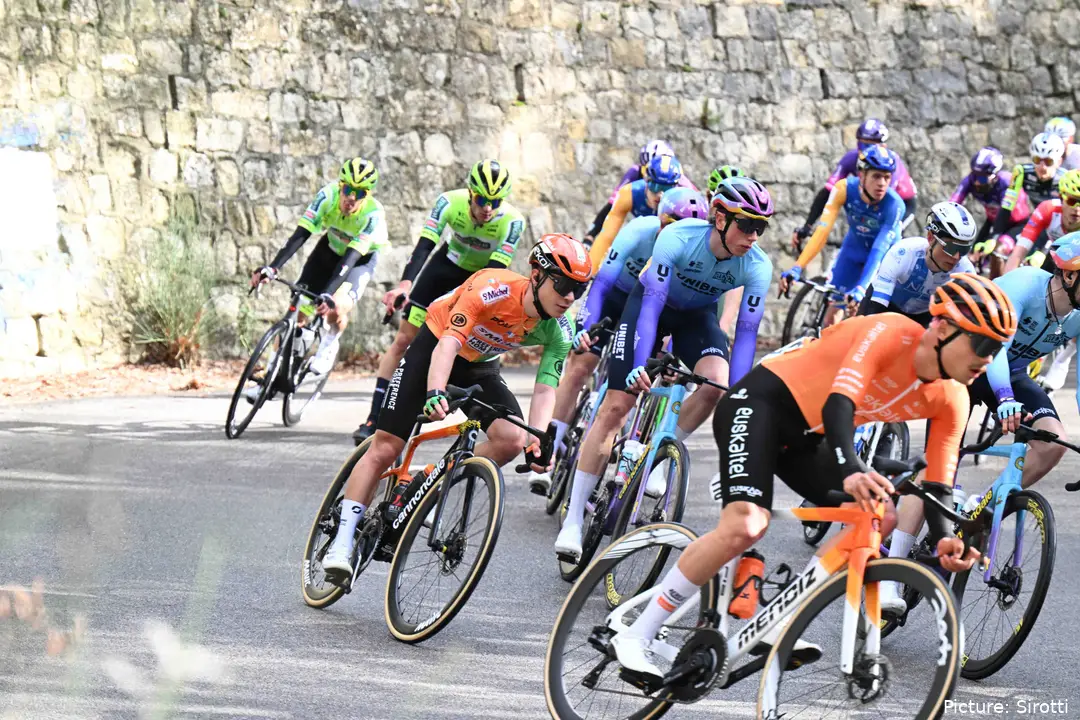 Euskaltel - Euskadi, en plena acción durante una carrera