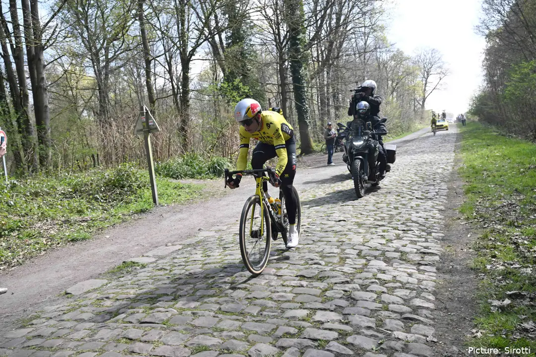 Wout van Aert, en un esfuerzo sobre pavé en Roubaix.&nbsp;