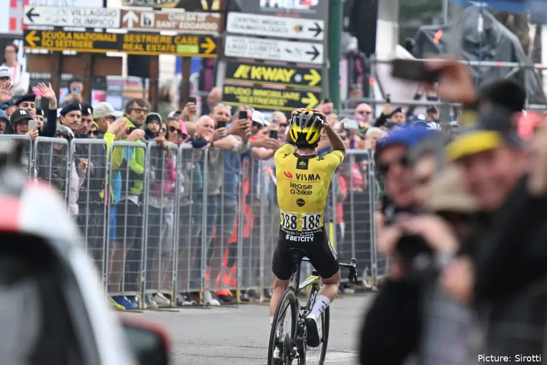 Simon Yates, entrando en meta como ganador del Giro.&nbsp;