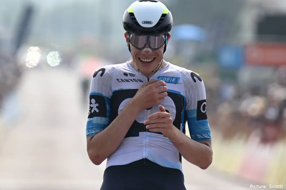 Iván Romeo, celebrando su victoria de etapa en el Critérium du Dauphiné 2025