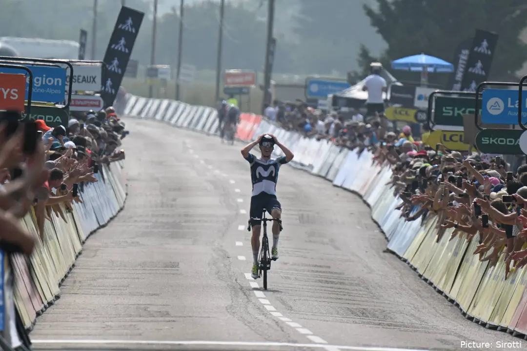Iván Romeo, celebrando su victoria en la 3ª etapa del Critérium du Dauphiné 2025