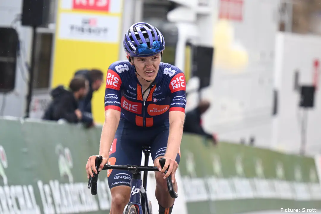 Oscar Onley es 4º de la Vuelta a Suiza 2025 a falta de la cronoescalada final