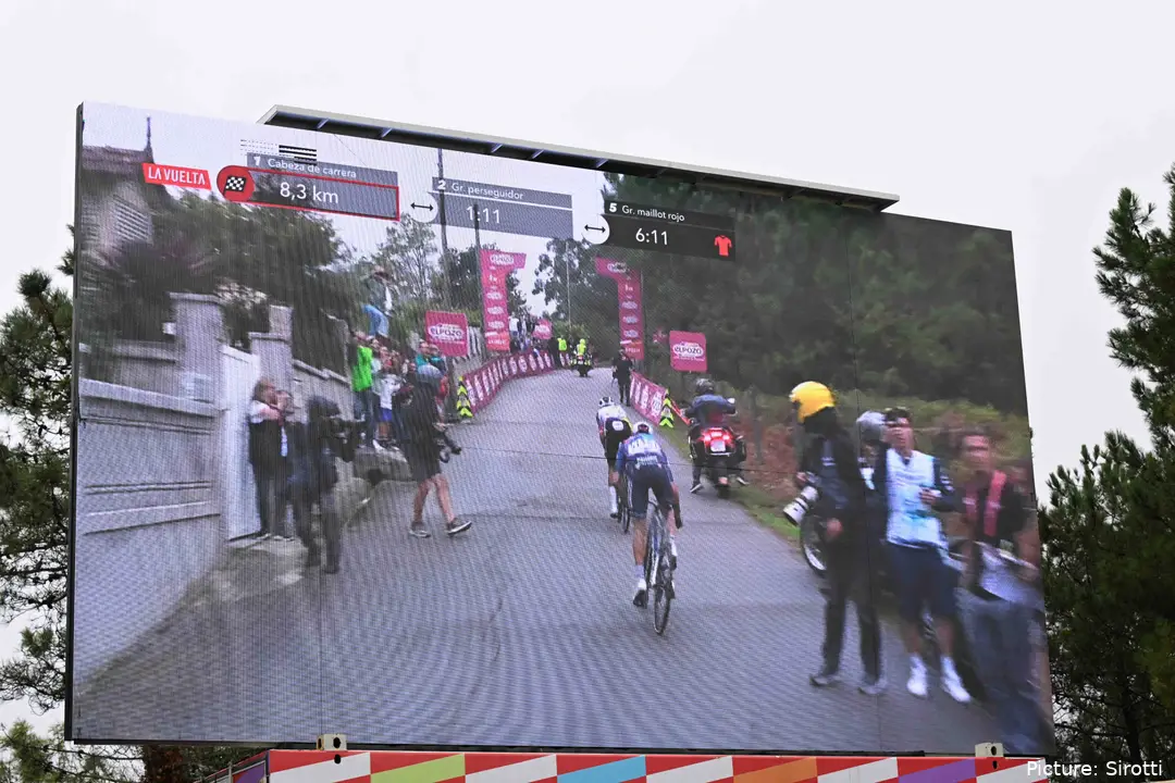 Egan Bernal cruzaba primero en la pancarta de los 8 kilómetros a meta