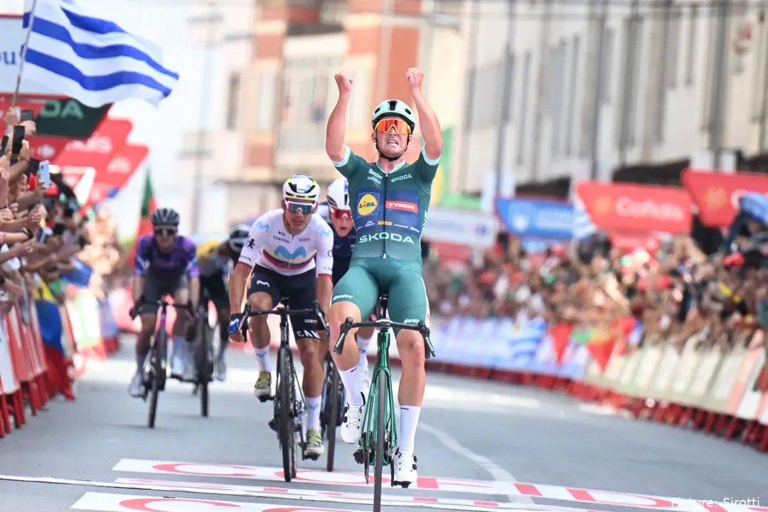 Mads Pedersen, batiendo a Orluis Aular en La Vuelta 2025