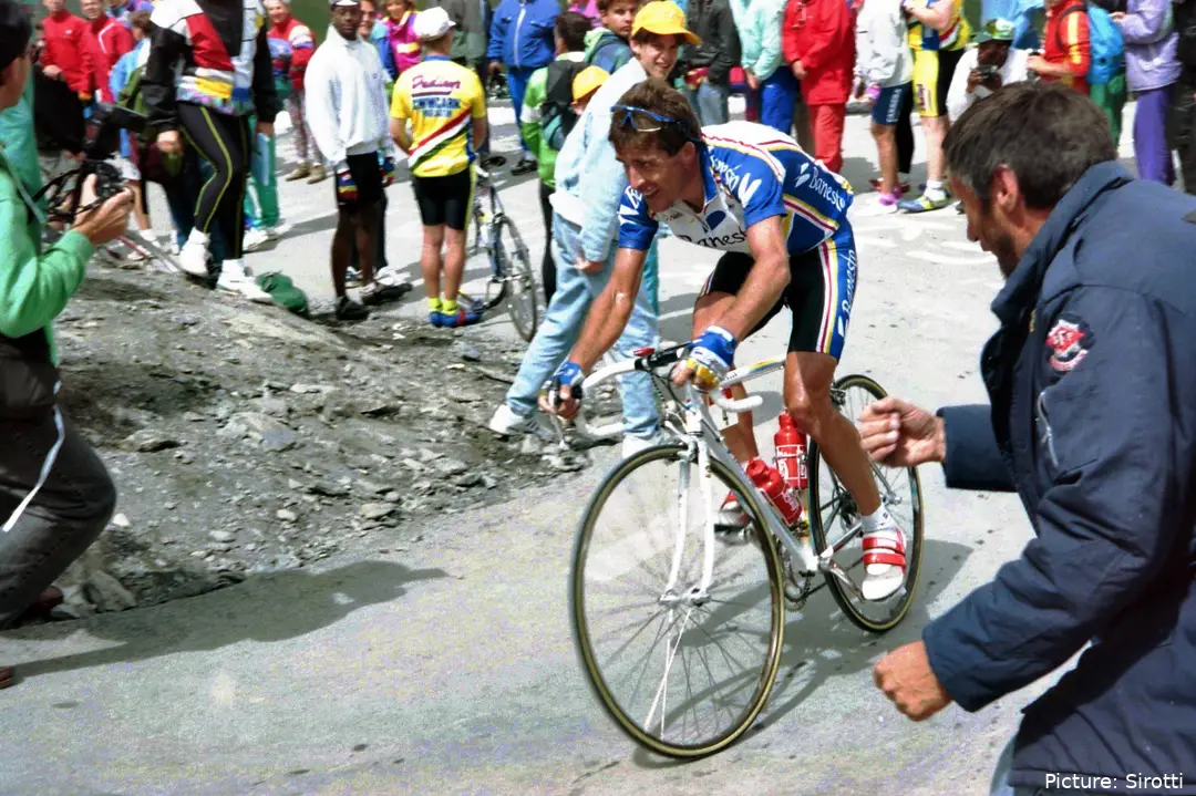 Perico Delgado, con los colores del equipo banesto, en plena ascensión en el Tour de Francia