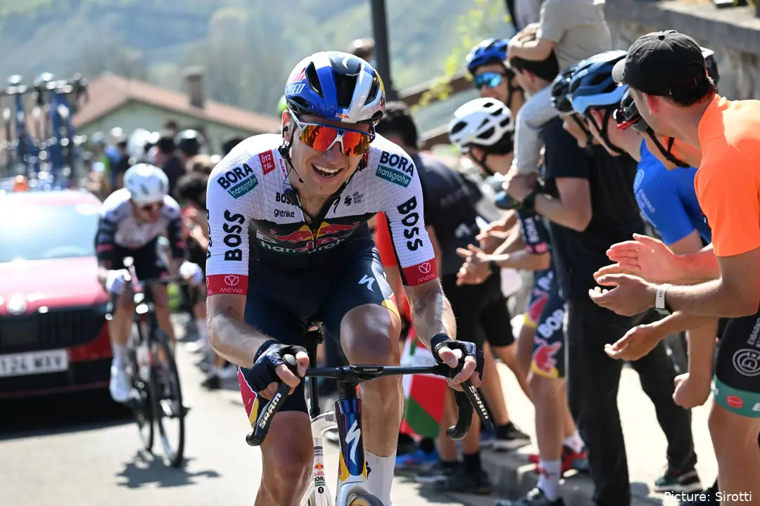 Aleksandr Vlasov, con el maillot del Red Bull - BORA - hansgrohe