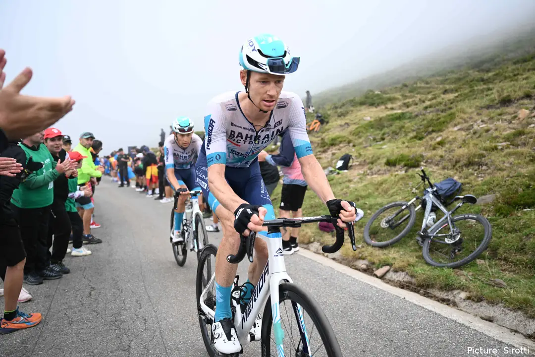 Jack Haig, ciclista de INEOS en 2026, corriendo para Bahrain en 2025