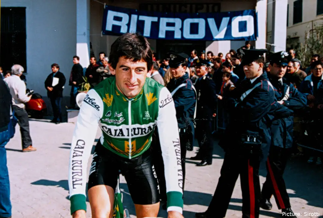 Marino Lejarreta, con los colores de Caja Rural.