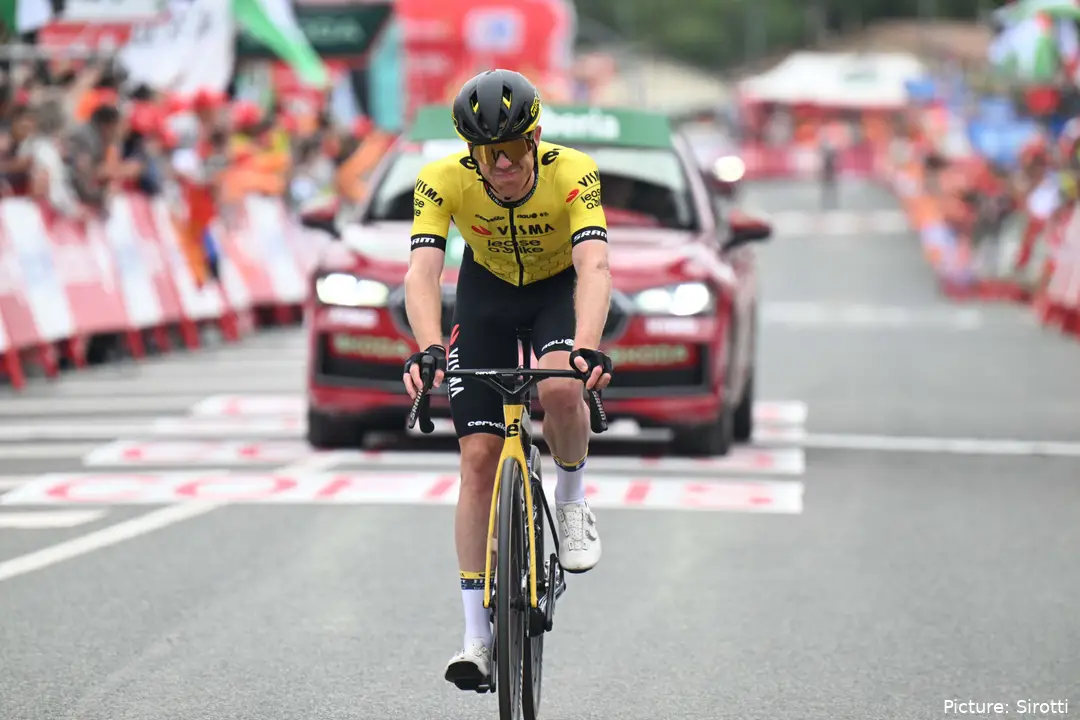 Steven Kruijswijk, en una etapa de la Vuelta a España con el maillot del Visma | Lease a Bike